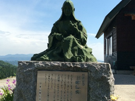 虫倉山の山姥伝説の像