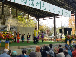 ダンスイベントで学生がKidsダンサーと踊る様子