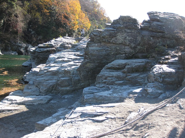 荒川の流れにより浸食してできた「岩畳」も観光スポットです。