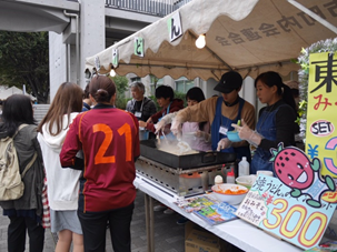 学園祭での「あぶら味噌焼うどん」販売の様子