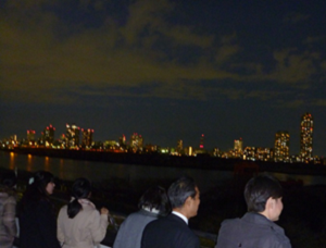 実際の荒川の夜間景観を見学