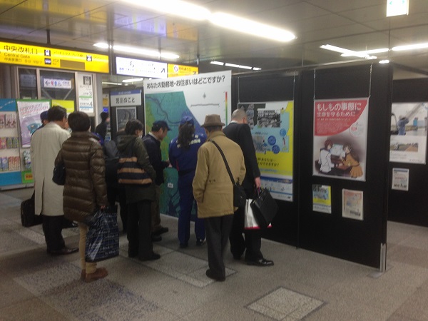 秋葉原駅を利用する多くの方々が興味をしめしてくれました。