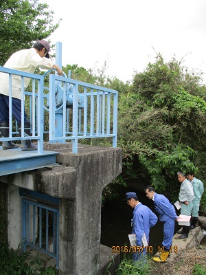 農業用水を河川から取水する施設(樋管）を点検しています。増水したときに河川の水が外に漏れないよう、ゲートがきちんと閉まることを確認しています。