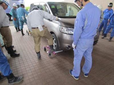 道路啓開用車両移動ジャッキです。足で踏めば簡単にタイヤが持ち上がります。