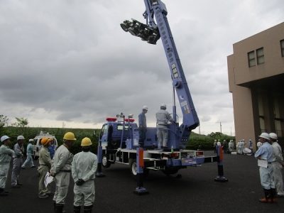 照明車の照明ブーム操作の訓練です。