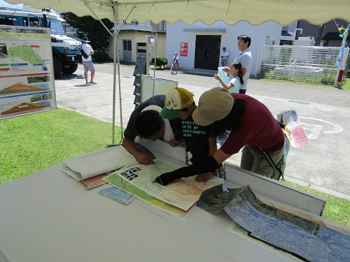 立体地図で標高を確認しています。