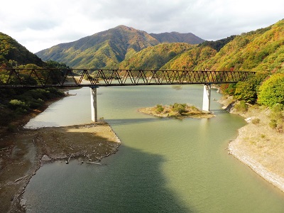 赤夕大橋からの五十里湖と野岩線鉄道