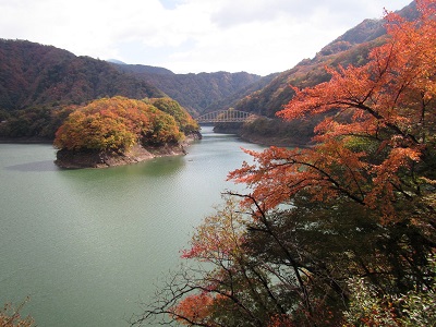 湯の郷トンネル付近からの五十里湖