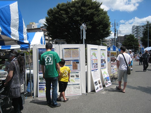 暑い中、荒川の事業や防災に関するパネルに興味を示してくれました。