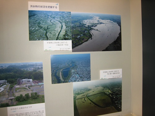 スロープ展では、当事務所から提供した平常時と洪水時の比較写真が展示されています。