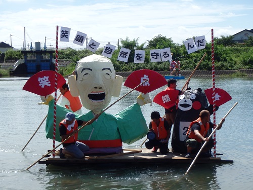 各参加者が工夫を凝らしたいかだで参加されました。