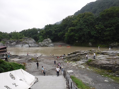 長瀞では大雨の後のため水が濁っていましたが、ラフティングが行われていました。