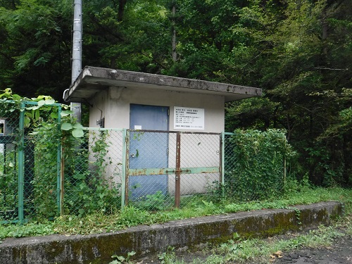 横瀬雨量観測所です。当事務所で定期的に点検を行っています。