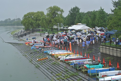 開会式の記念撮影です。雨なのが残念！