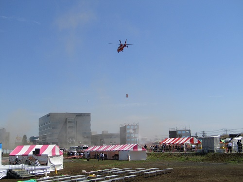 ヘリコプターによる高層デパートからの救出訓練など、大規模な訓練が行われました。