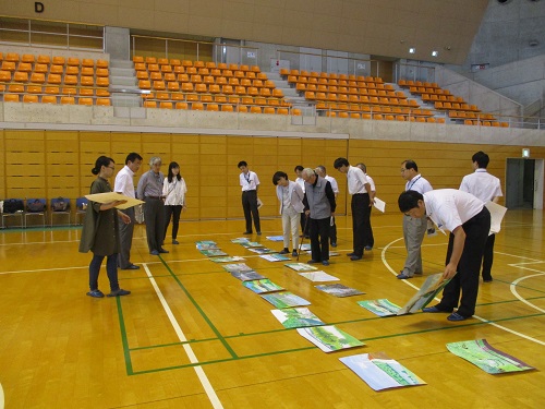 二次審査の様子です。一次審査で選定された作品の中から、特選・各実行委員賞・入選・佳作の120点を選定します。どの作品もすばらしく、選ぶのに時間がかかります。