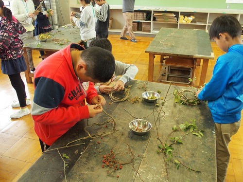 三ツ又沼ビオトープの植物を使ったリースを作りました。