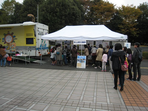 自然災害体験車に乗るための順番待ちの列ができていました。