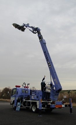 照明車の操作体験。ボタン操作により自由にブームを動かすことができます