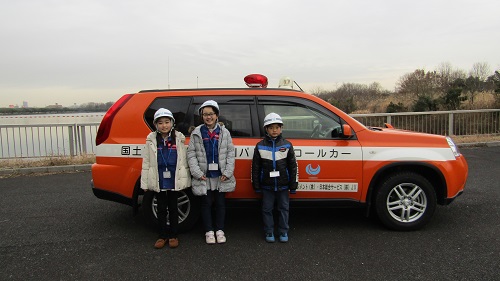 河川パトロールカーをバックに記念撮影