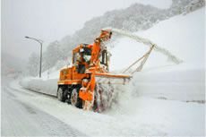 国道18号新潟県境の除雪状況（ロータリー除雪車）