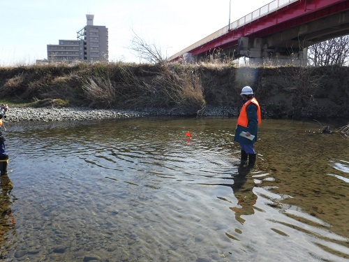 川に浮いているのが浮子です。水に溶ける素材が使われています。