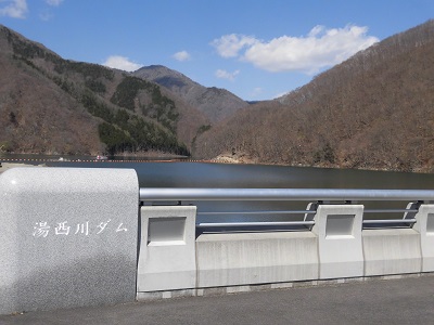 青空と湯西川ダム