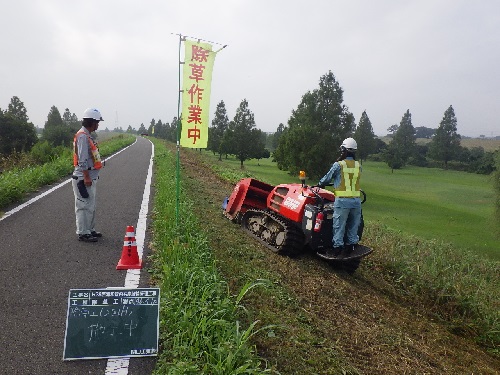 （参考）ハンドガイド式での堤防除草（従来方式）