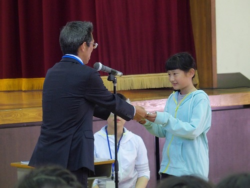 副所長から環境飼育委員会の児童にたねが手渡されました。