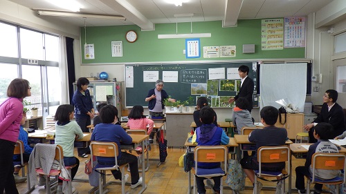 市民ボランティアが荒川の草花を紹介しました。