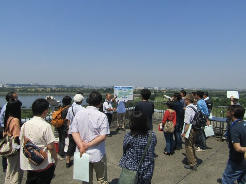 彩湖自然学習センター（屋上）での概要説明