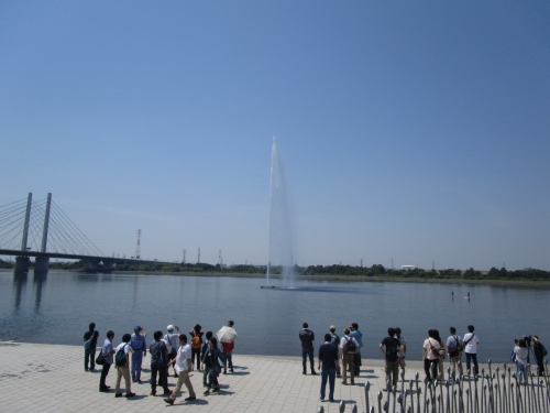 湖岸で貯水池見学　※噴水の稼働