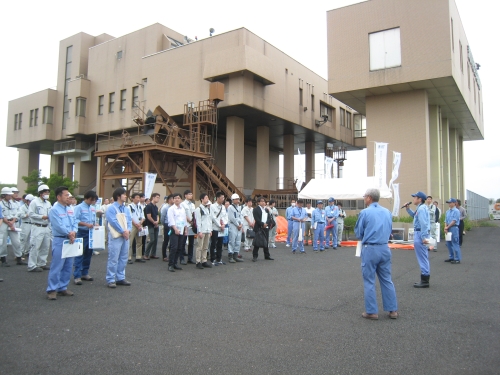 始めに当事務所長からの挨拶。行政の防災担当者や災害協定業者約100名が参加しました。