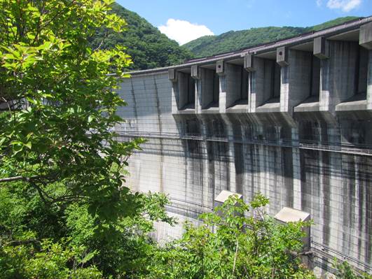 晴天の川治ダム