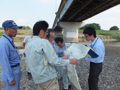 現地で図面を見ながら異常がないか目視により点検し、又、管理状況について確認しました。