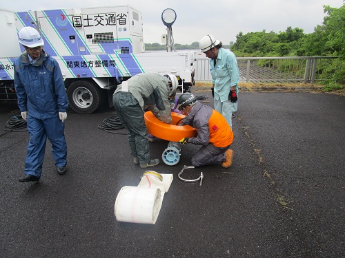 排水ポンプと排水ホースの接続訓練と実際に排水ポンプを運転する操作訓練を実施しました。