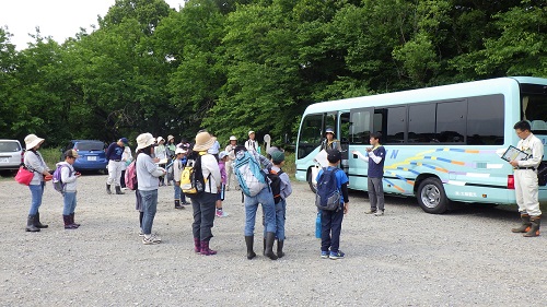 駐車場に集まったあげお子ども記者と保護者の皆さん