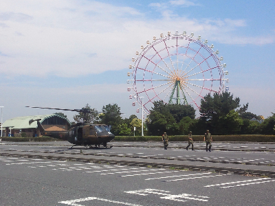 駐車場を使ったヘリコプターの離発着訓練