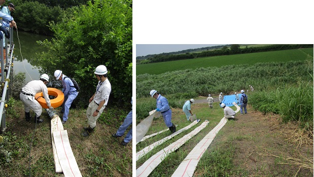 5）排水ポンプを排水が必要な川に投入し、道路の反対側へもホースを敷設します。