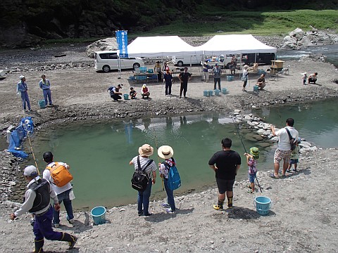 秩父漁協さんによる魚釣り体験です