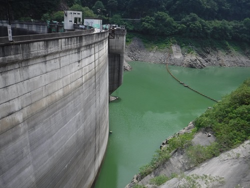 二瀬ダムの状況（湖流入部と同程度の水温となる湖の層を選択する取水設備設置に興味）