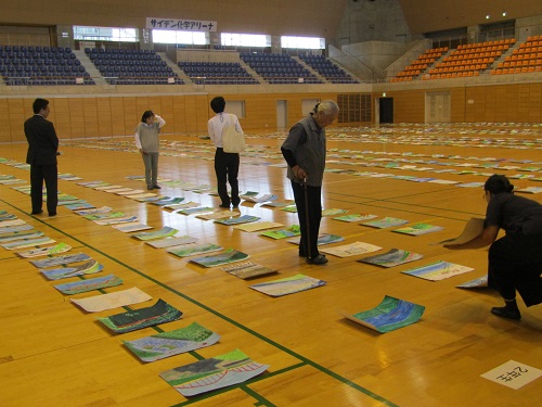 まずは一次審査です。審査委員の黒澤先生、小金先生の２名により、入賞候補作品を選定します。