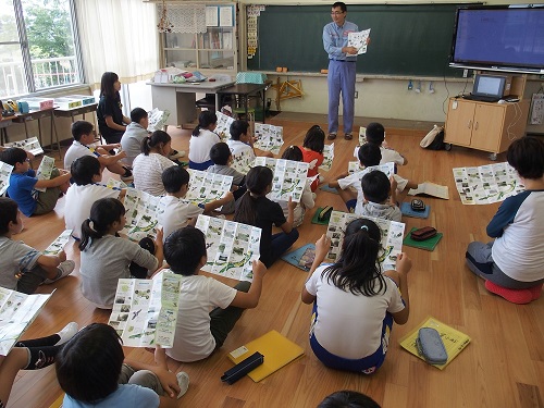 三ツ又沼ビオトープのパンフレットを食い入るように見つめる子どもたち