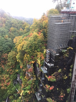 工事足場と紅葉