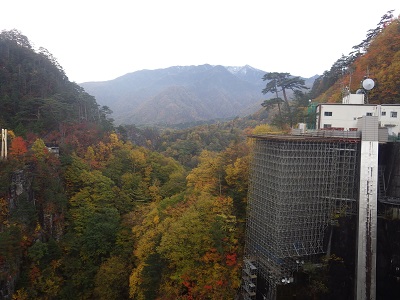 ダム天端から日光連山方面