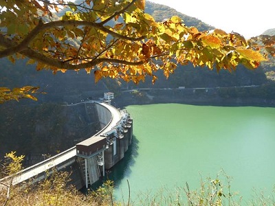 山を登りダム湖