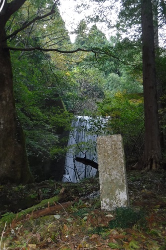 こちらが入間川起点の碑です。登山口の少し手前にあります。