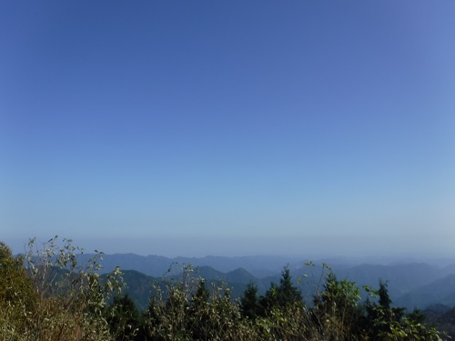 山頂少し手前から見た景色です。この日は最高の天気でした。