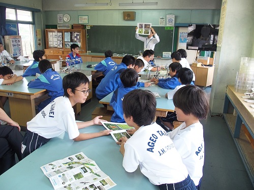 新入部員は三ツ又沼ビオトープの活動に胸を弾ませました。