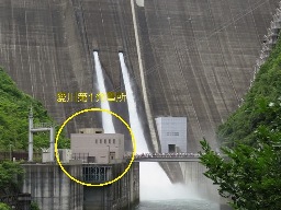 今回のメインは手前の建物(愛川第1発電所）